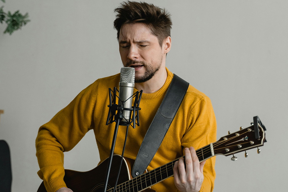 Les exercices concrets pour coordonner voix et guitare