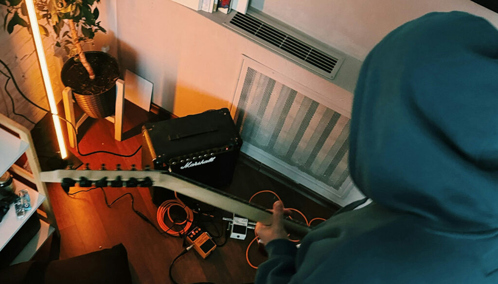 Découvrez les essentiels pour aménager votre home studio guitare et optimiser la qualité de vos enregistrements. Conseils pratiques pour bien s’entendre et progresser chez vous.