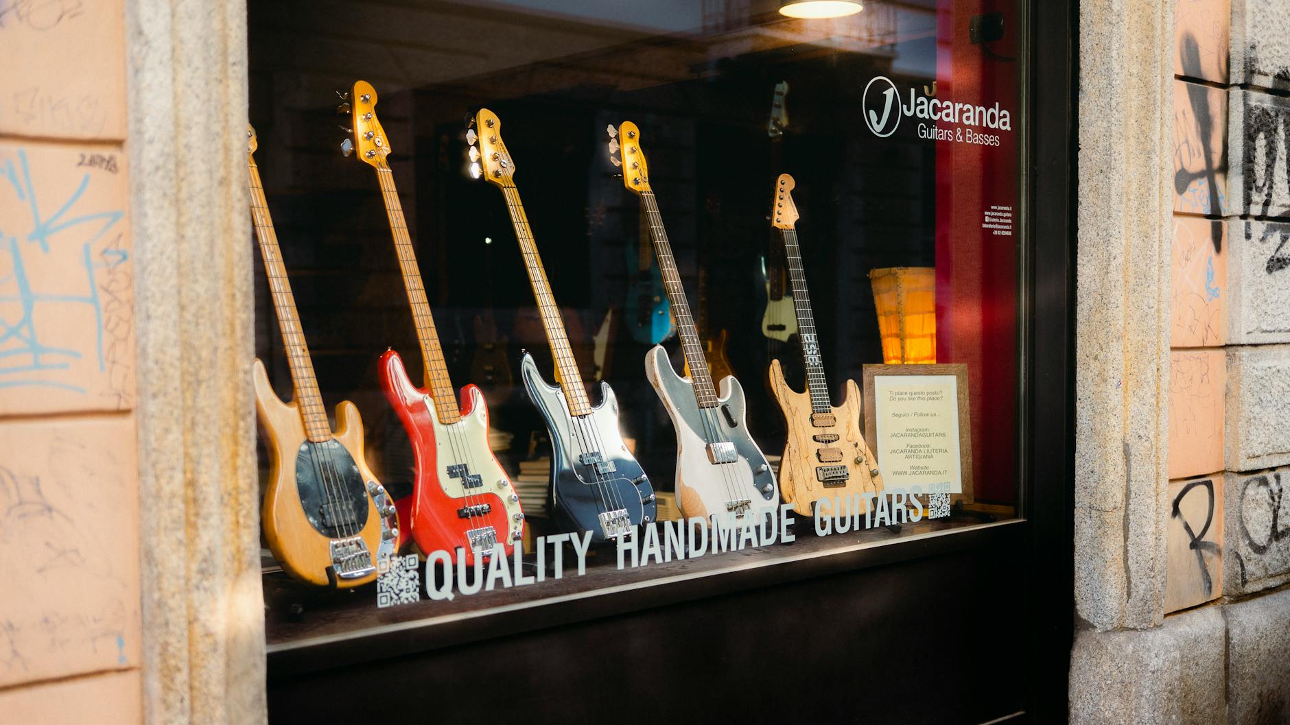 Magasins guitare à Toulouse : panorama des principales adresses et avis — intérieur magasin de guitare avec instruments