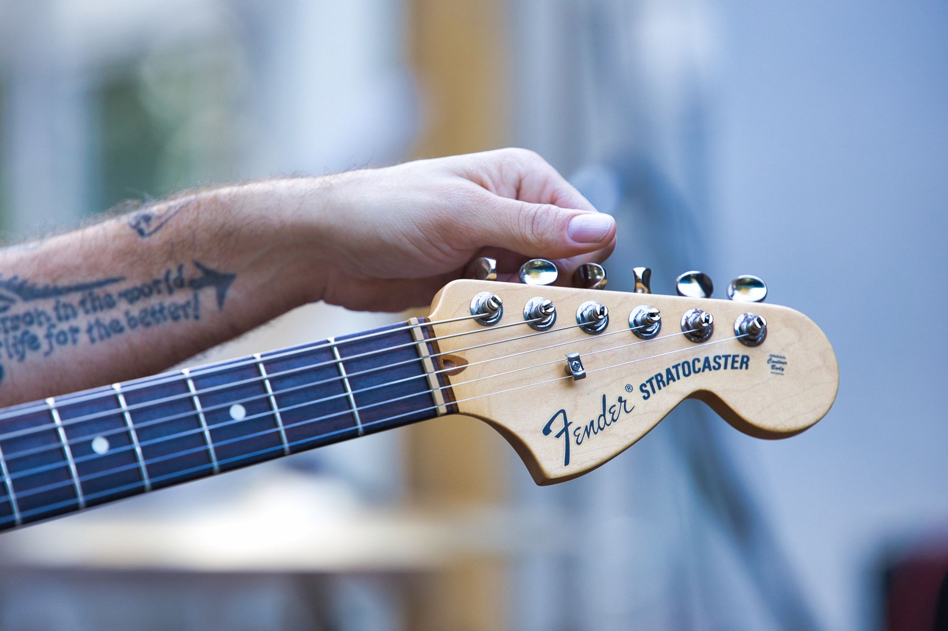 Avant de choisir une Fender Stratocaster, définis ton budget et tes sensations — guitare électrique Fender Stratocaster gros plan