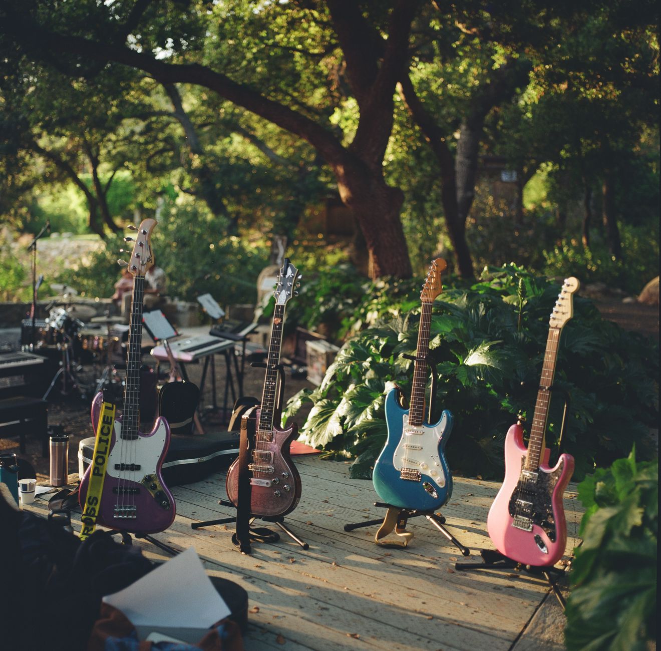 De l’atelier de pièces à ESP Guitars : cinquante ans d’évolution — guitares électriques sur scène